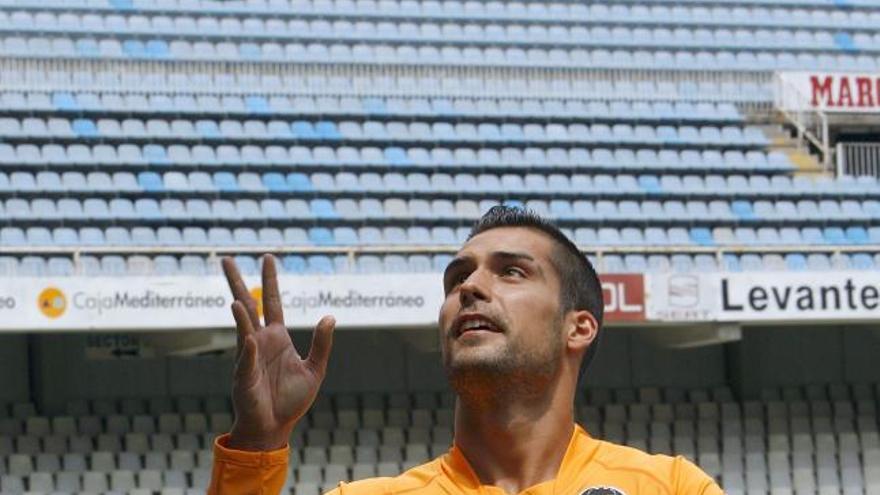 Miguel Angel Moyá, nuevo portero del Valencia CF, durante su presentación en el campo de Mestalla, donde ha firmado hoy para las cinco próximas temporadas.