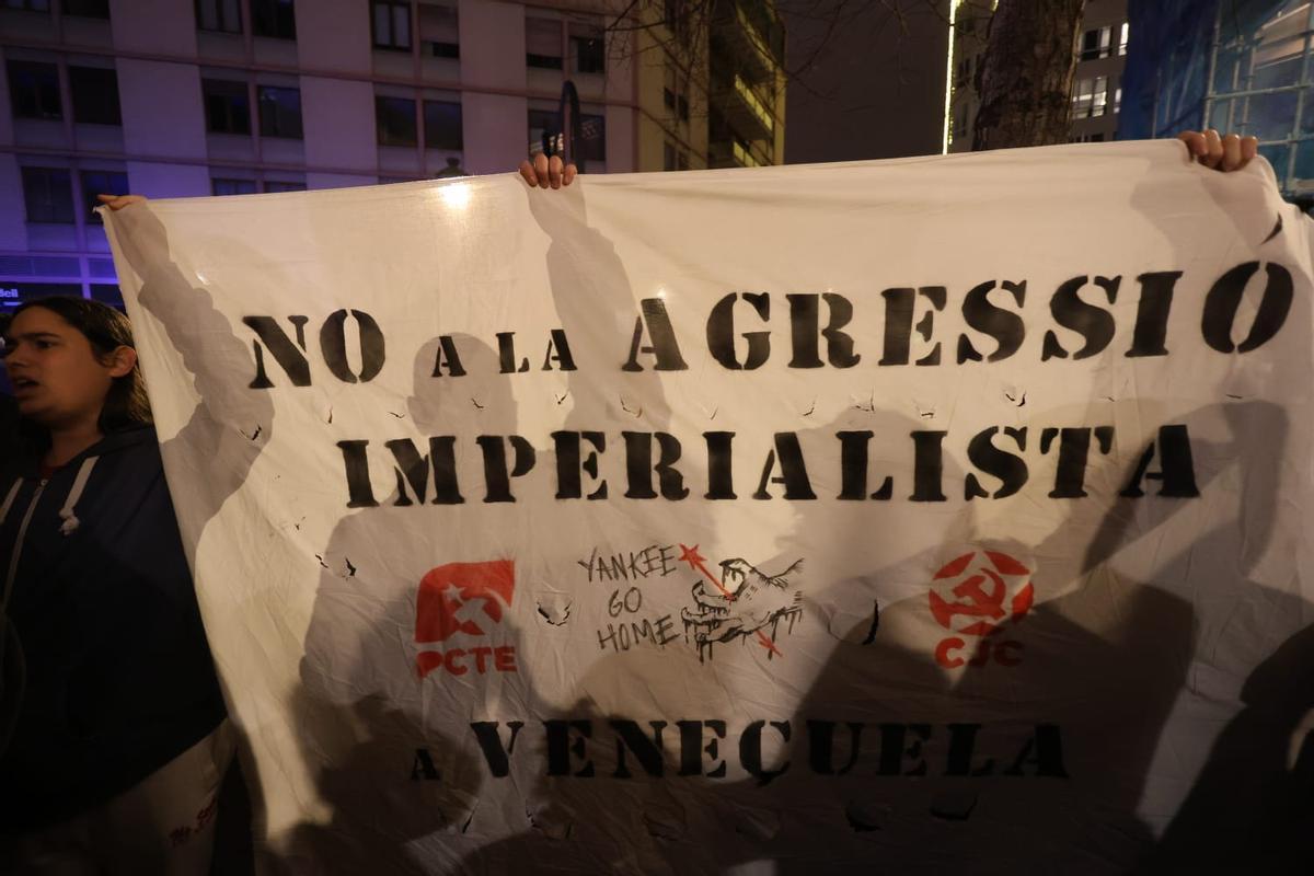 Así ha sido la concentración en el consulado de USA en València tras la captura de Nicolás Maduro