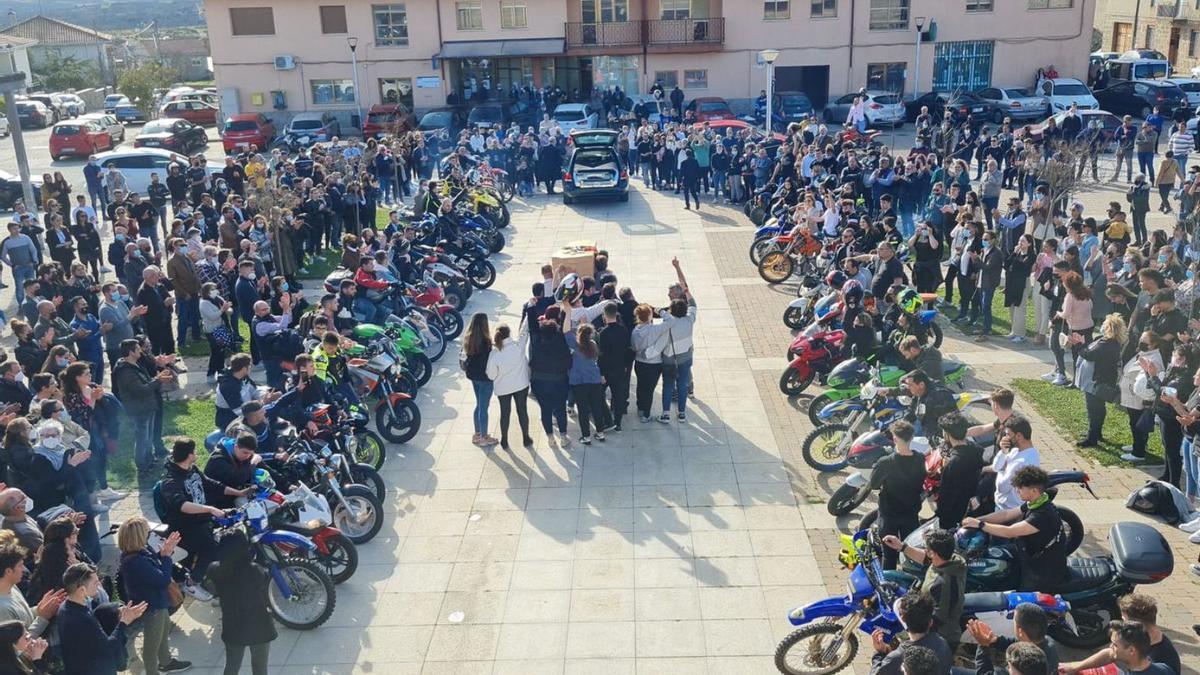 Familiares y amigos despiden al joven fallecido en el Autonómico de Autocross, ayer en Muelas. | Luis Alberto Miguel