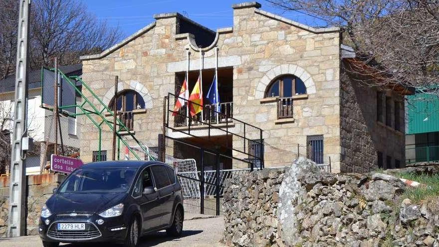 Banderas a media asta en el Ayuntamiento de Lubián en recuerdo al ertzaina fallecido en Bilbao, que era natural de Las Hedradas.