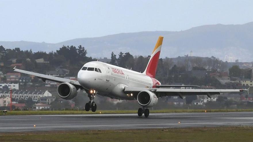 Un avión de Iberia despega en el aeropuerto de Alvedro.