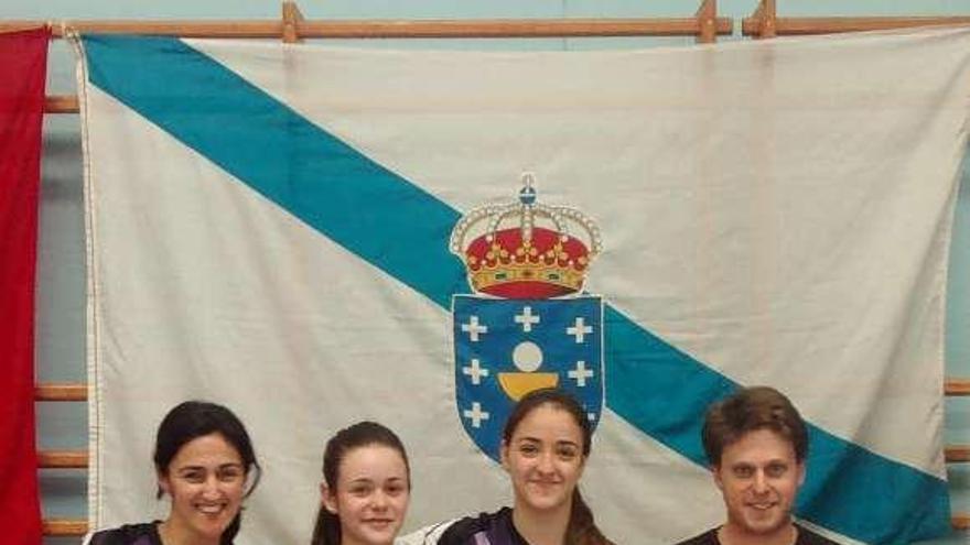 Eva Molina, Natalia Fernández y Lucía Graña, con Antonio Gregorio.