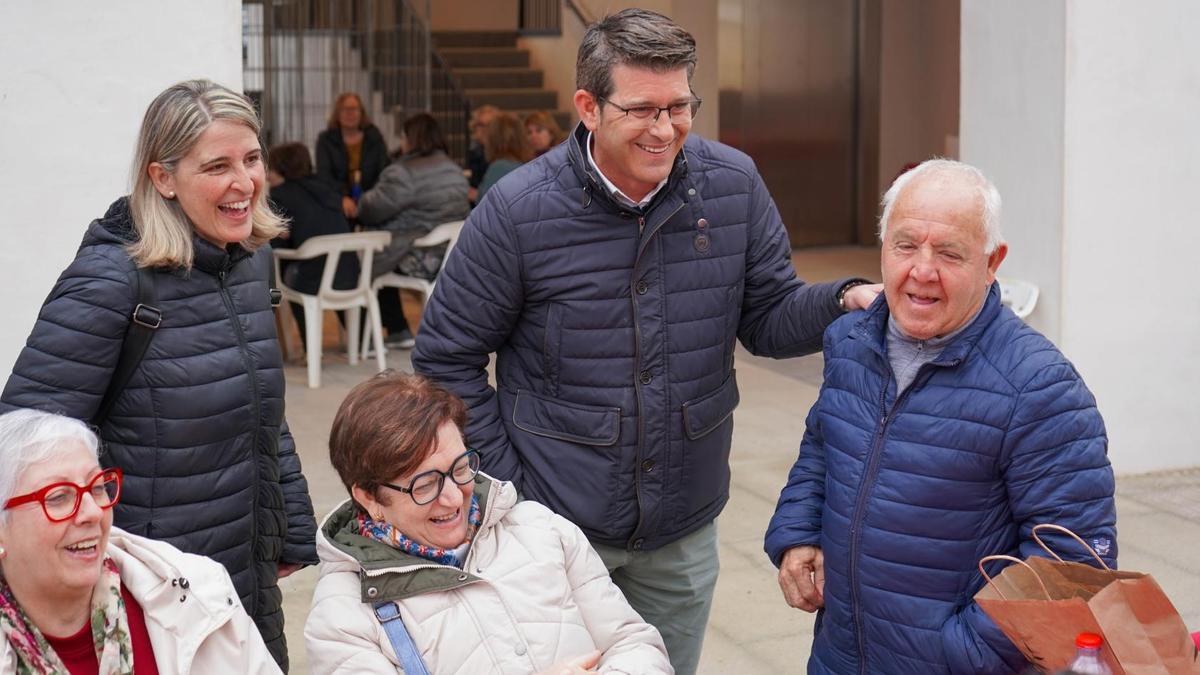 El alcalde de Ontinyent, Jorge Rodríguez, y la concejala de Majors Actius, Inma López, visitan a los y las participantes de la jornada