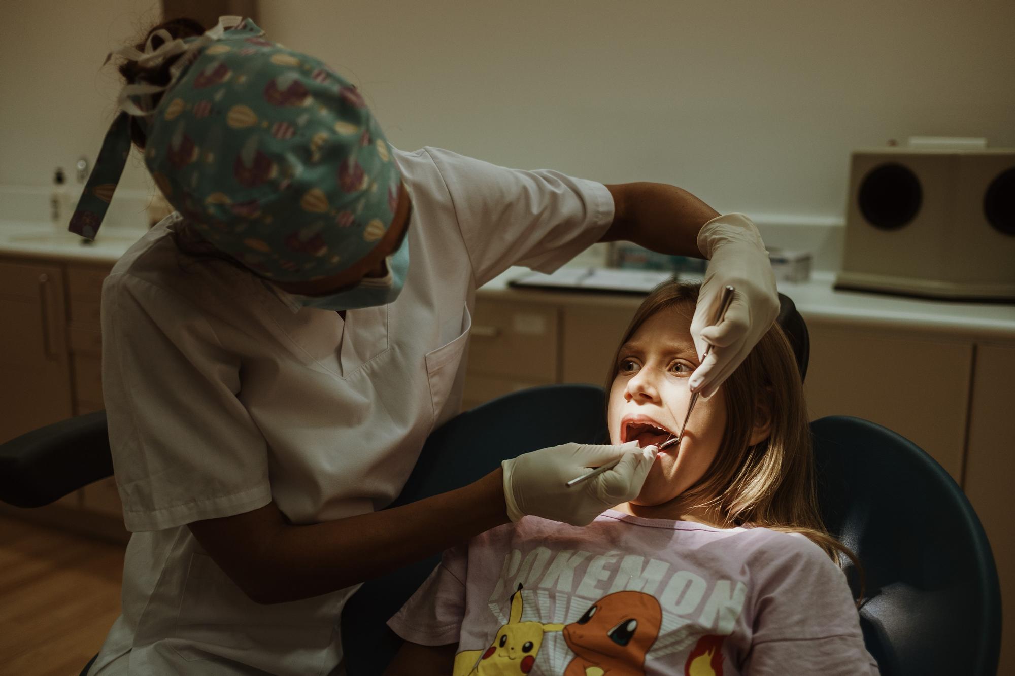 Los niños ucranianos acogidos durante el verano visitan al dentista