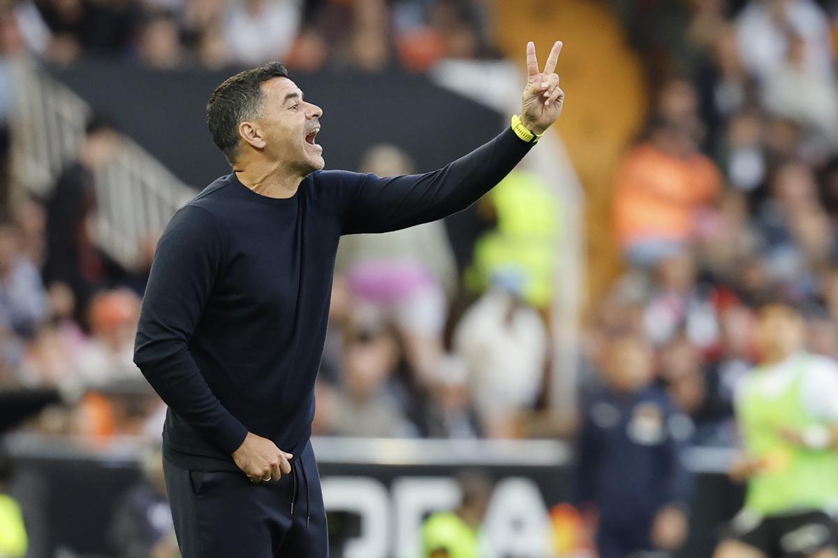 Míchel Sánchez, donant instruccions en el desplaçament a Mestalla.