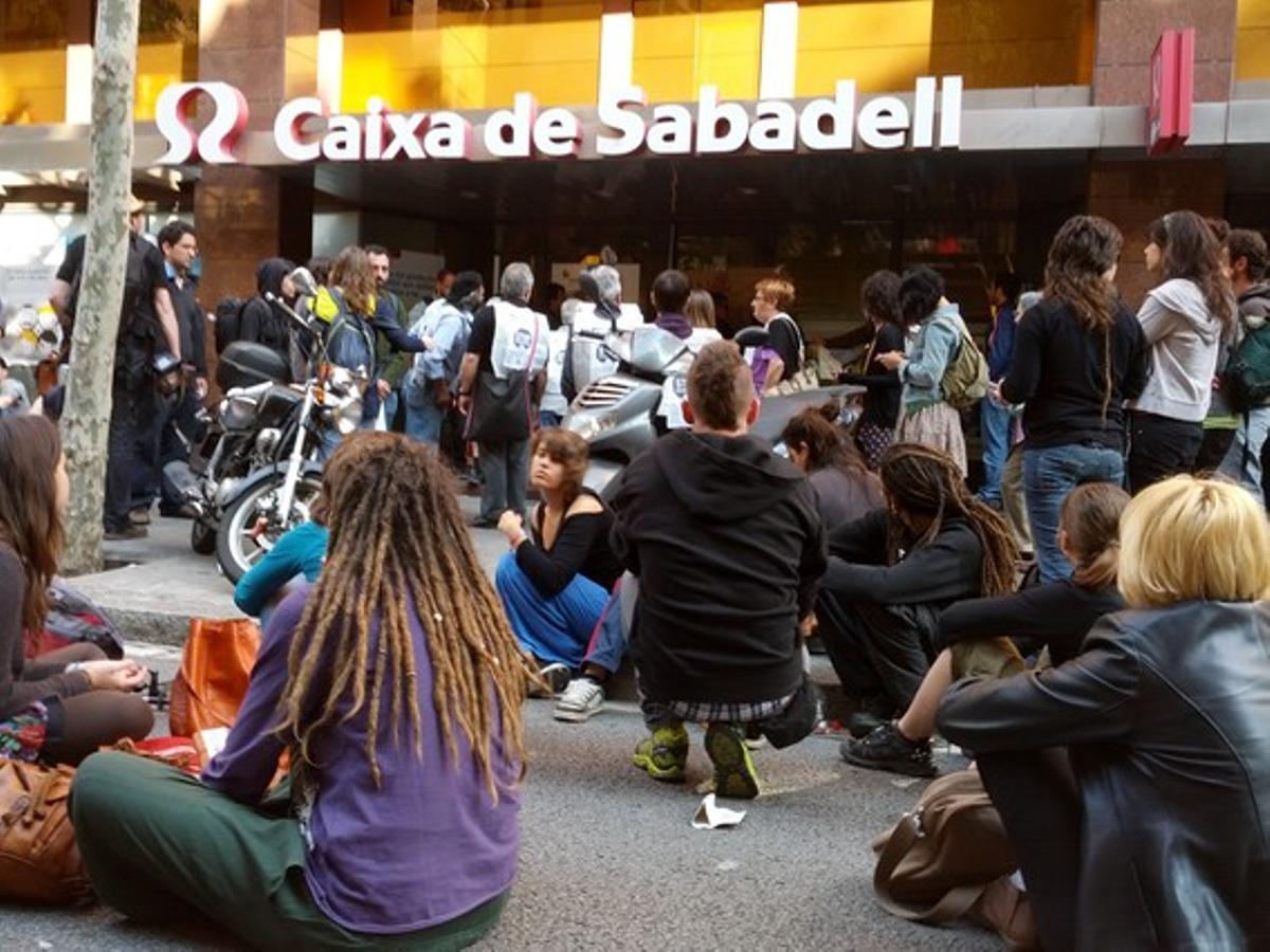 Concentració davant una sucursal de Caixa de Sabadell, a Consell de Cent. Concentració davant una sucursal de Caixa de Sabadell, a Consell de Cent.