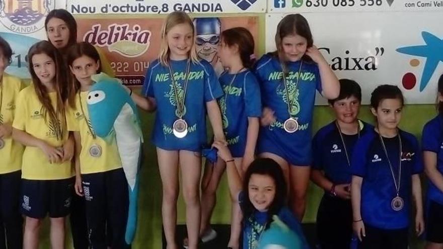 Veintiséis medallas para los nadadores de Alzira en el trofeo disputado en Gandia