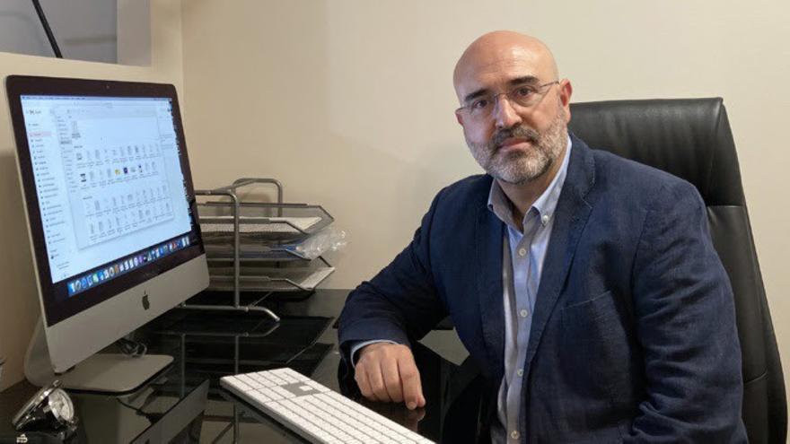 El jefe del servicio de Oncología del Hospital Regional Universitario de Málaga, Antonio Rueda Domínguez, ha presentado su dimisión en el cargo.
