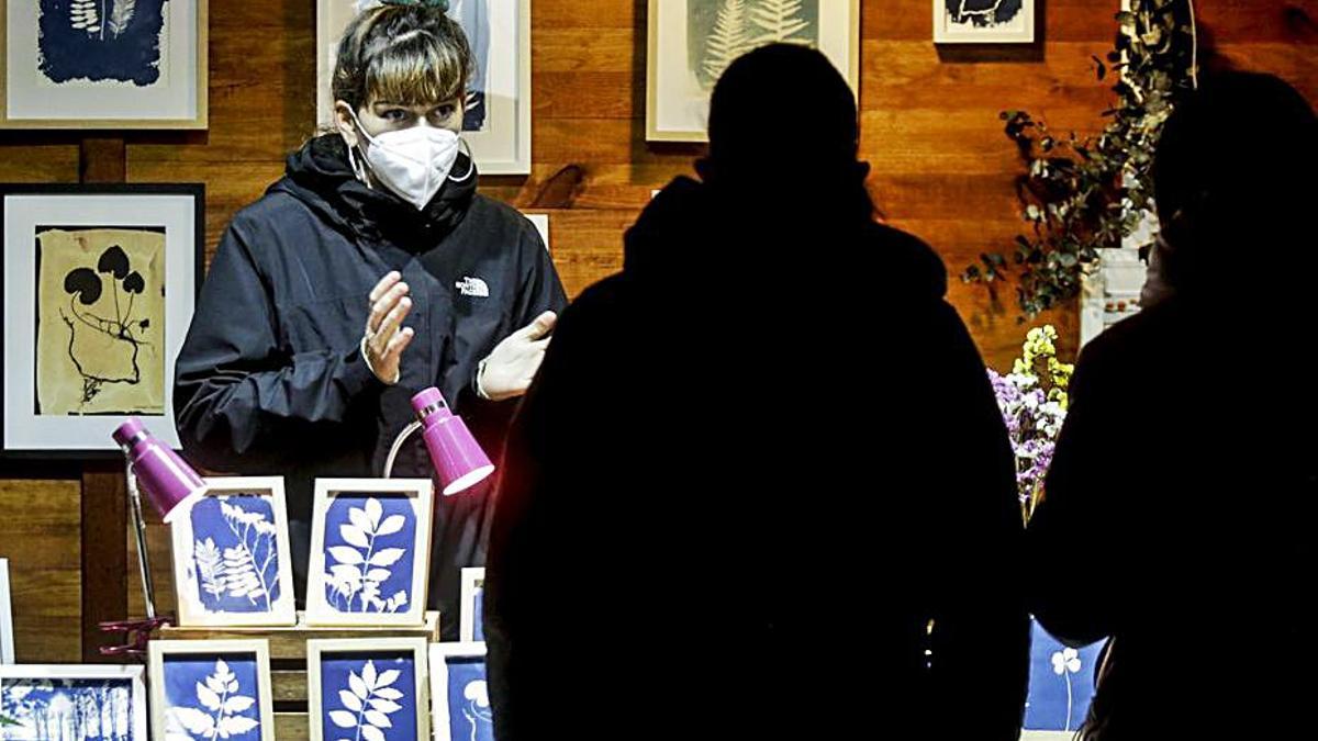 Un puesto de venta de cianotipias.