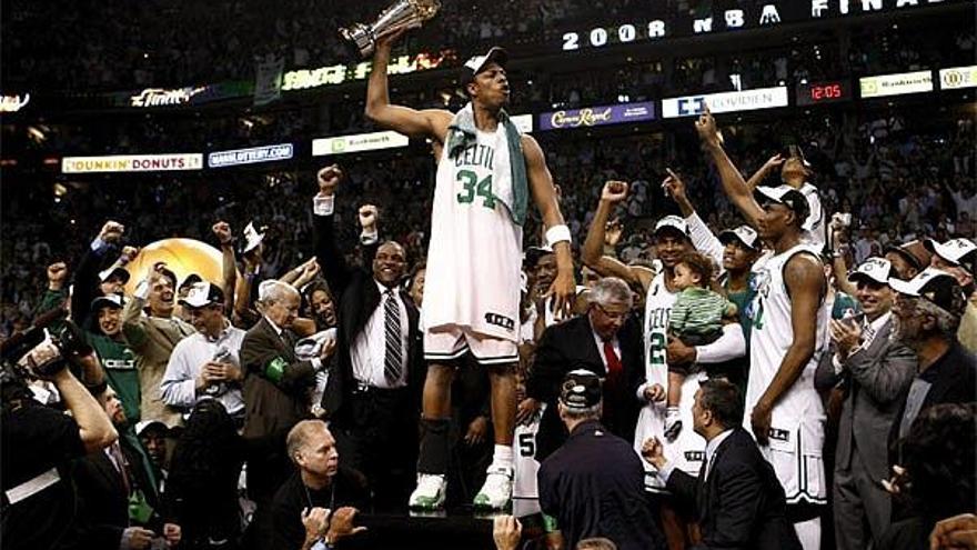 Paul Pierce, capitán de los Celtics, levanta el trofeo de campeón de la NBA ante el delirio del público. /