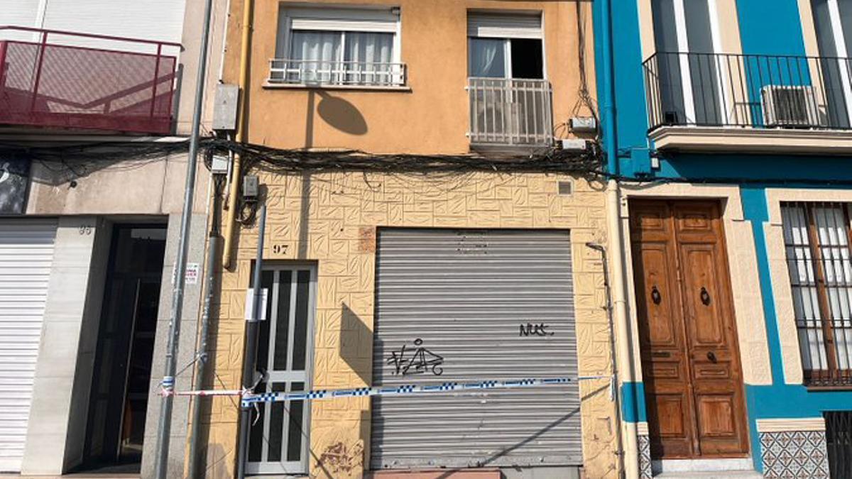 Imagen del edificio desalojado en la calle Coll i Pujol de Badalona por riesgo de colapso