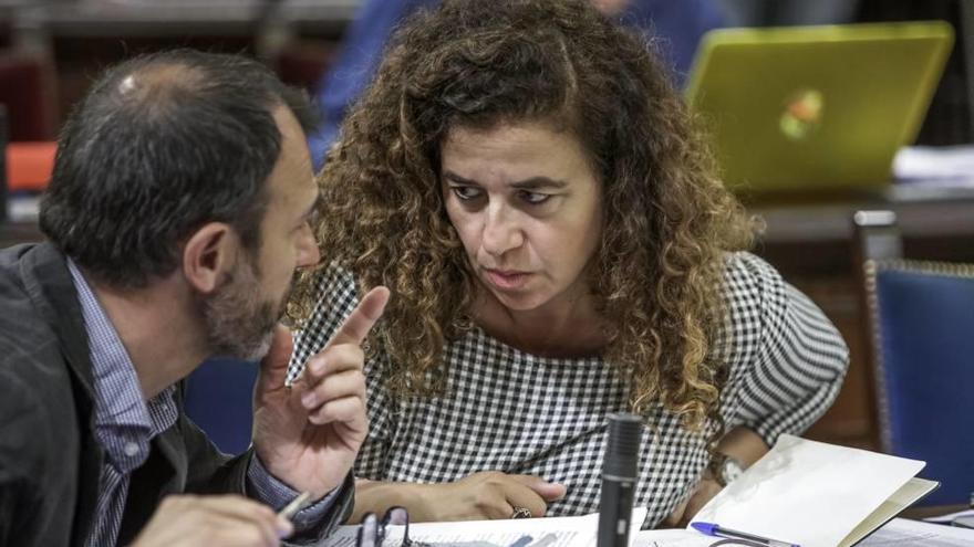 Pilar Costa y Biel Barceló hablan durante un pleno del Parlament.