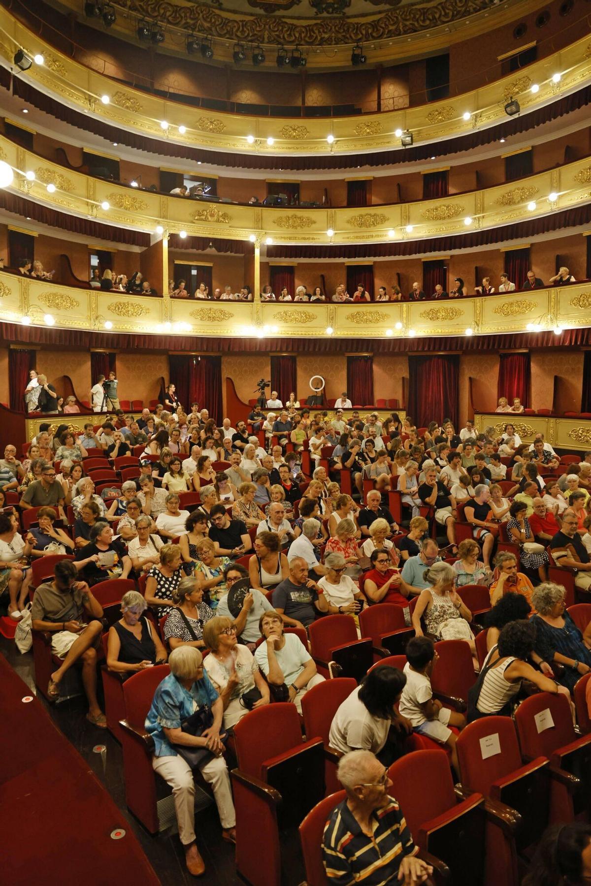 Girona. Teatre Municipal. Inauguracio 26a edicio del FITAG Festival Internacional de Teatre Amateur de Girona. Parlaments Lluc Salellas, Xavier Valenti, Jordi Camps.