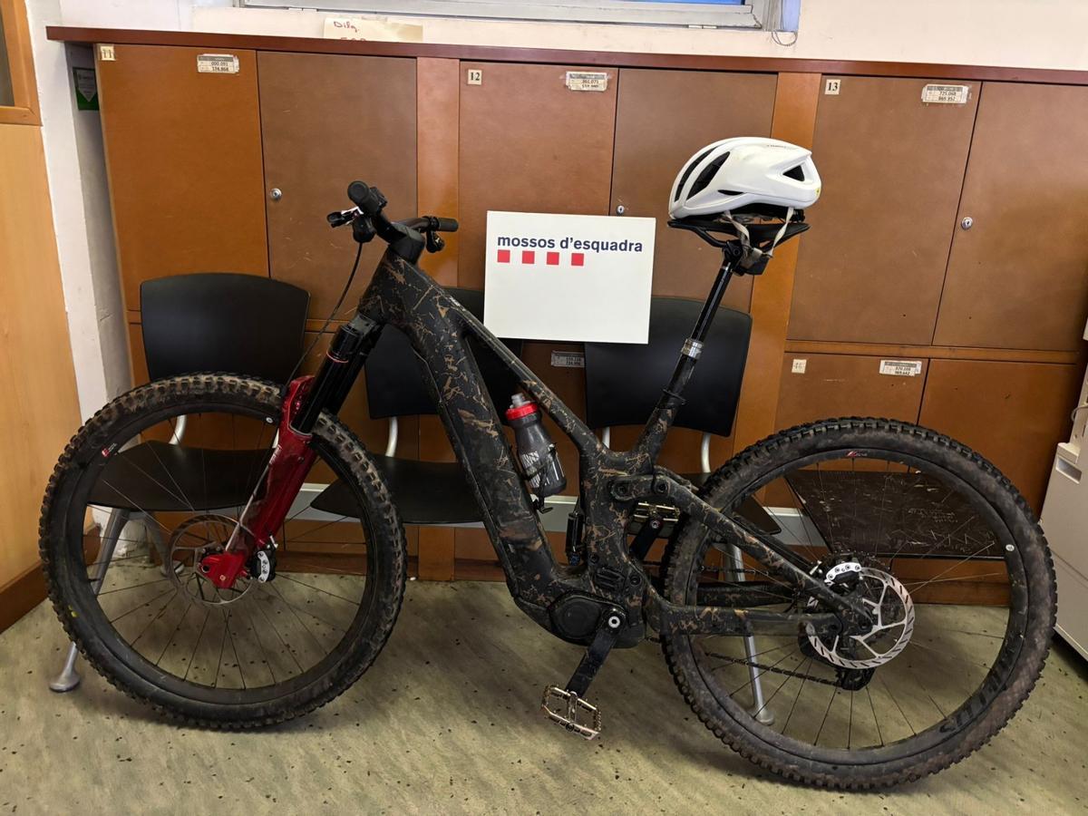 La bicicleta d'alta gamma i el casc recuperats pels Mossos a Girona.