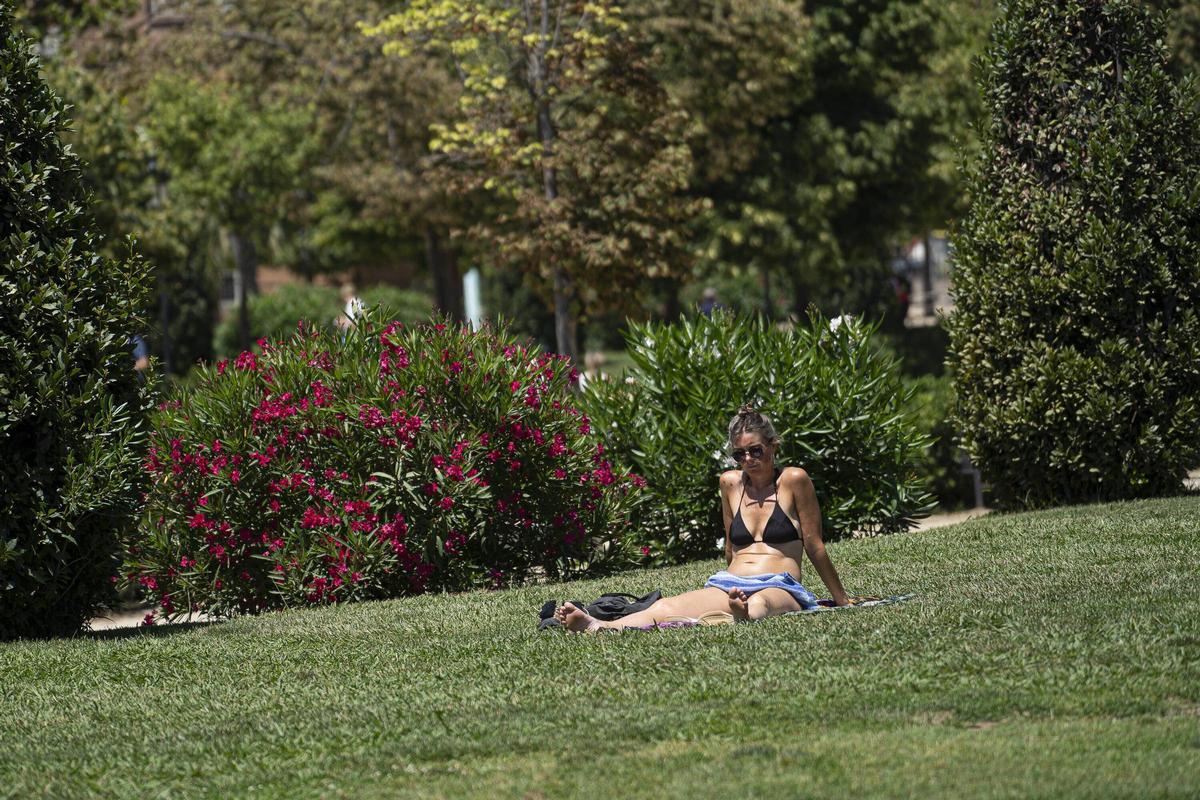 La eclosión del biquini en los parques desafía la normativa en Barcelona