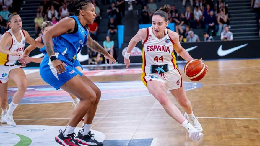La ovetense Iyana Martín debuta por la puerta grande en el Europeo: máxima anotadora en la victoria de España