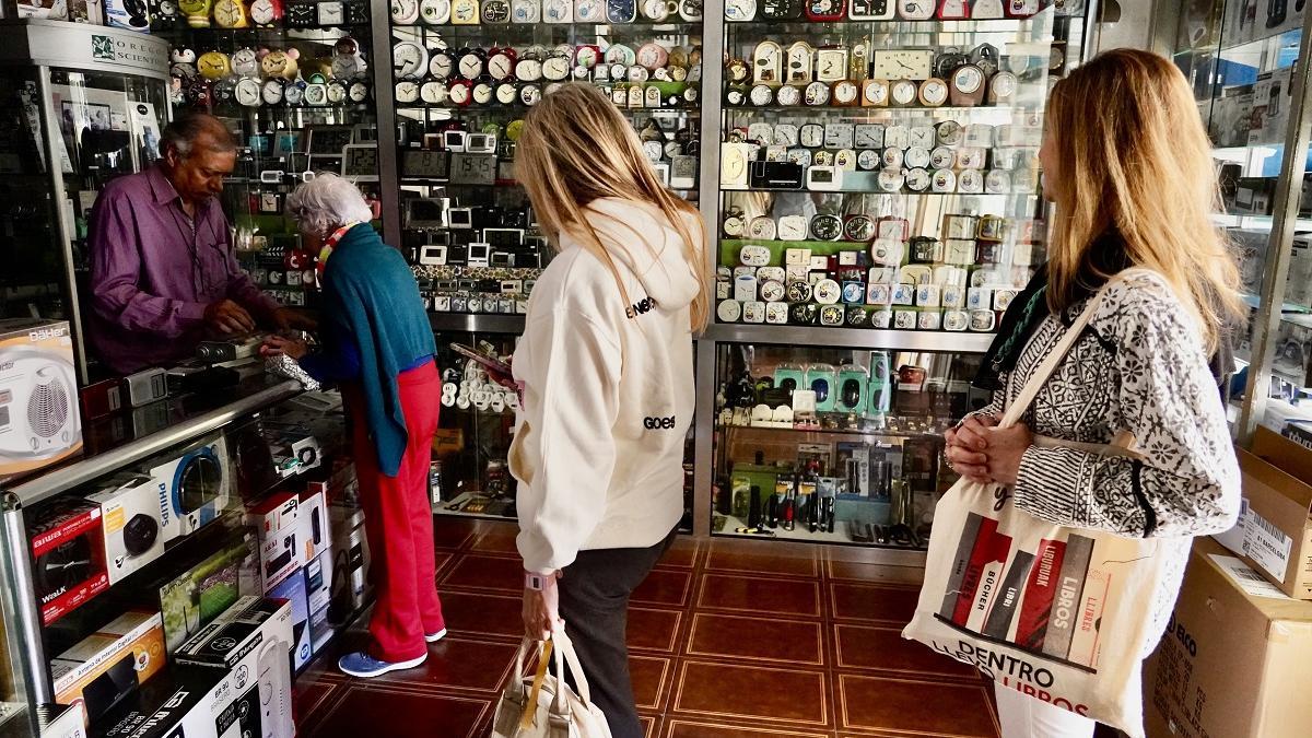 Un comercio de Málaga, ayer en la jornada del apagón.
