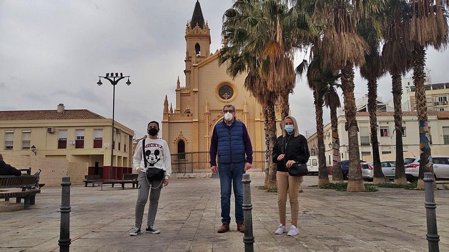 Los dirigentes vecinales, en la plaza de San Pablo donde iría el parking municipal.  | A.V.