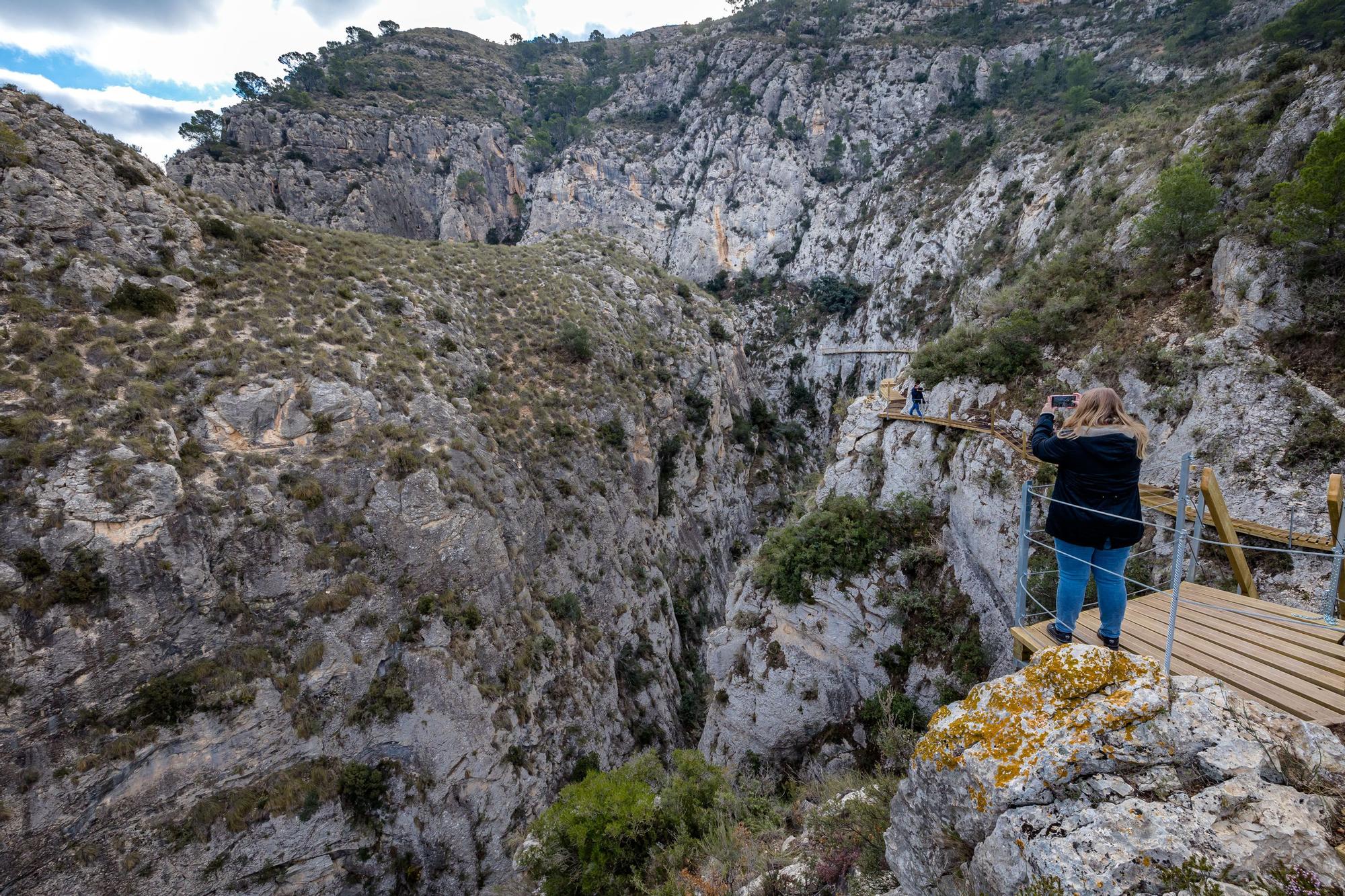 Una pasarela de madera de 212 metros anclada en la pared recorre la profunda garganta junto al antiguo pantano de Relleu