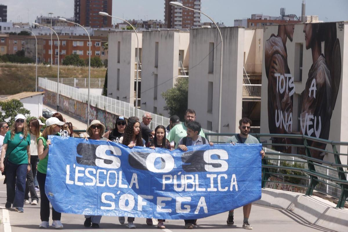 Una pancarta en defensa de la huelga educativa ya cuelga desde el Puente de la Solidaridad Una pancarta en defensa de la huelga educativa ya cuelga desde el Puente de la Solidaridad