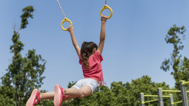 Niña en un parque de calistenia