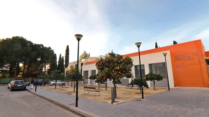 Fachada principal del Hospital Román Alberca, situado en la pedanía murciana de El Palmar, en una foto tomada ayer por la tarde.