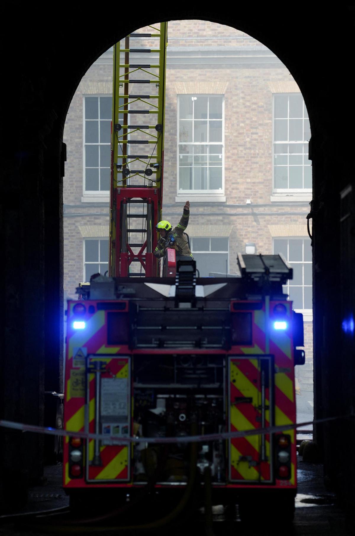 70 bomberos trabajan en el incendio de un emblemático edificio de Londres