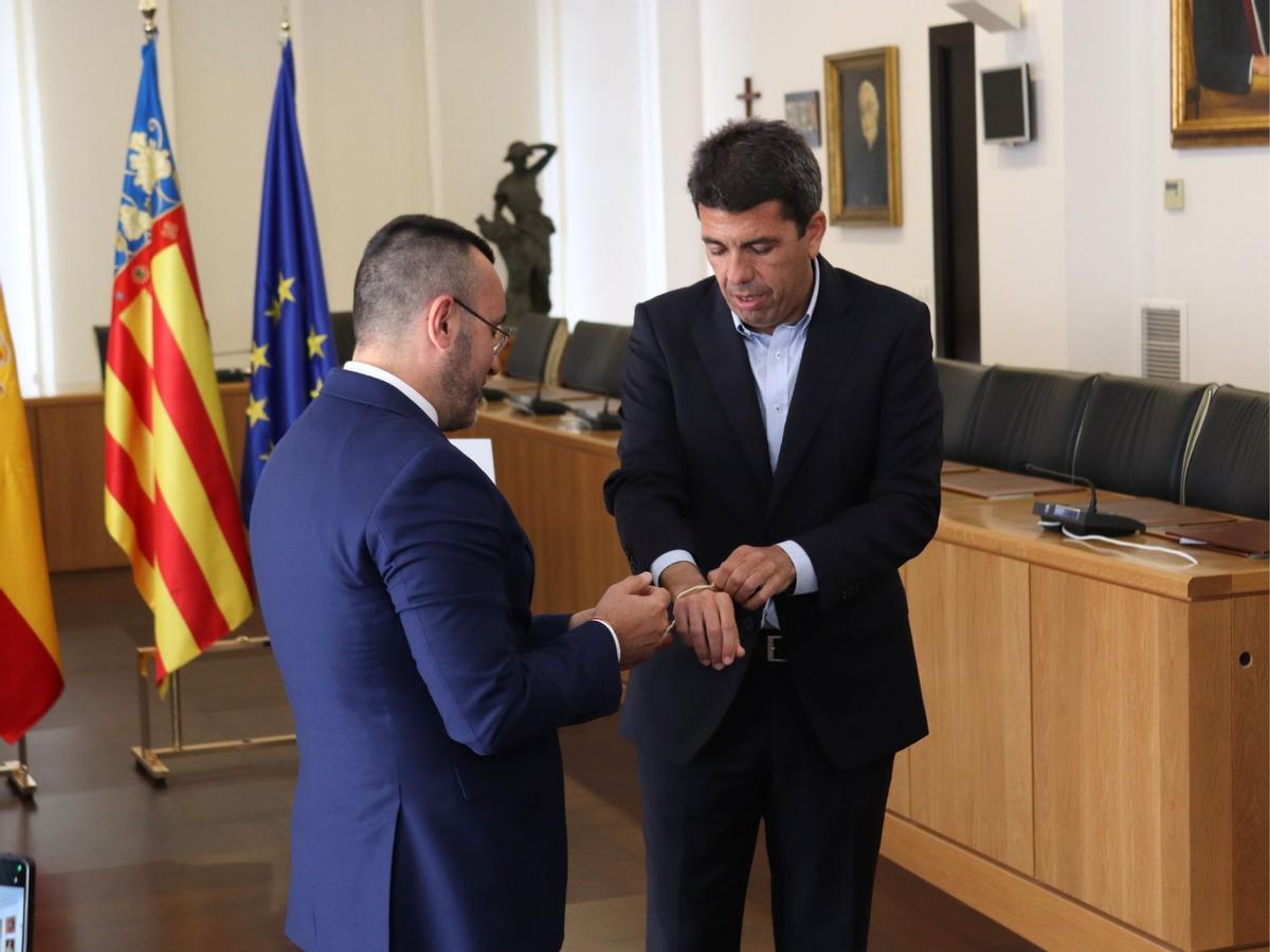El alcalde de Vila-real, José Benlloch, ha entragado varios regalos al president Mazón, entre ellos un 'cordonet' de Sant Pasqual.