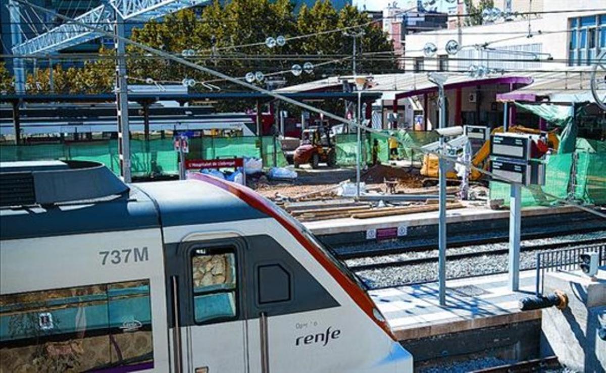Treballs de reordenació de les 23 vies de l’estació de l’Hospitalet per millorar el trànsit ferroviari, ahir. Treballs de reordenació de les 23 vies de l’estació de l’Hospitalet per millorar el trànsit ferroviari, ahir.