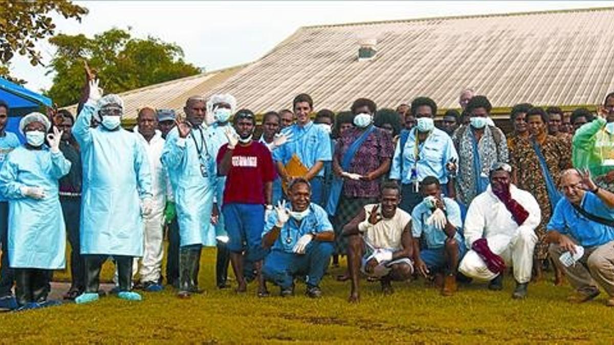 En Nueva Guinea 8 Oriol Mitjà, en el centro, con el resto del personal médico del hospital de Lihir.