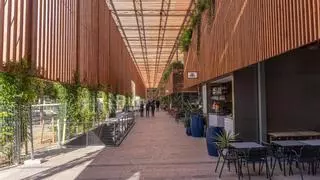 L'Illa Diagonal de Barcelona inaugura zona de terraceo bajo su nueva pérgola gigante