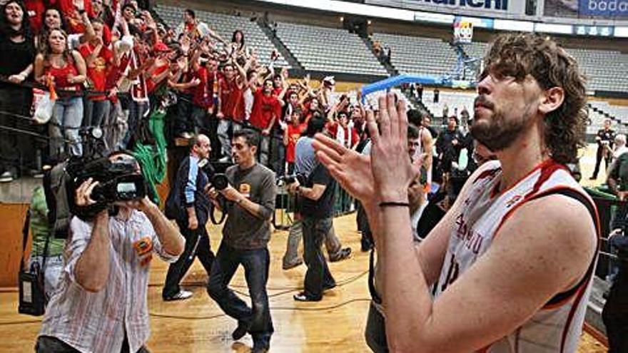 Gasol acomiadant-se de l&#039;afició de l&#039;Akasvayu després del darrer partit, a Badalona (maig 2008).