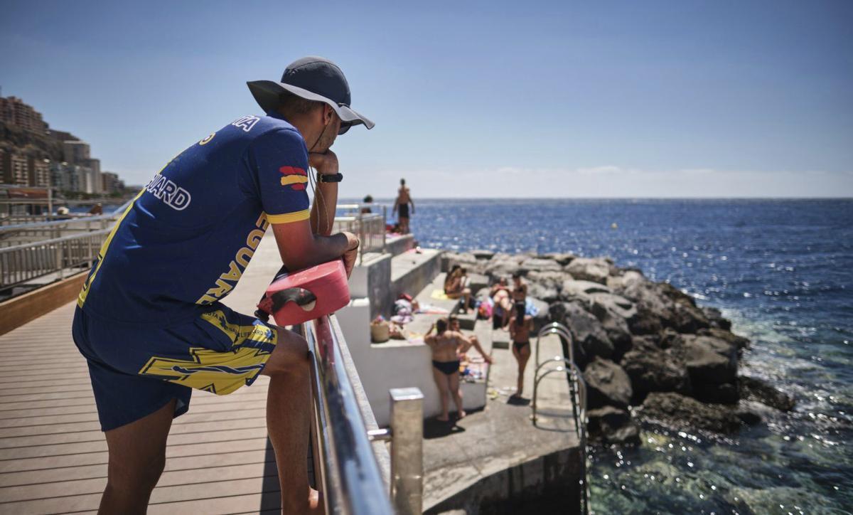 Socorrista en el litoral de Tabaiba. |