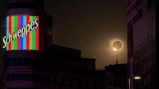 Así se vio el eclipse desde la Gran Vía de Madrid