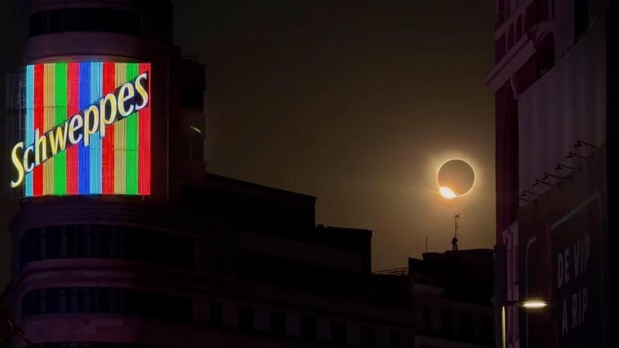 Así se vio el eclipse desde la Gran Vía de Madrid