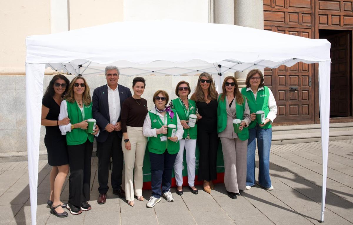 Mesa informativa de la Asociación Española Contra el Cáncer junto a la iglesia San Juan Bautista.