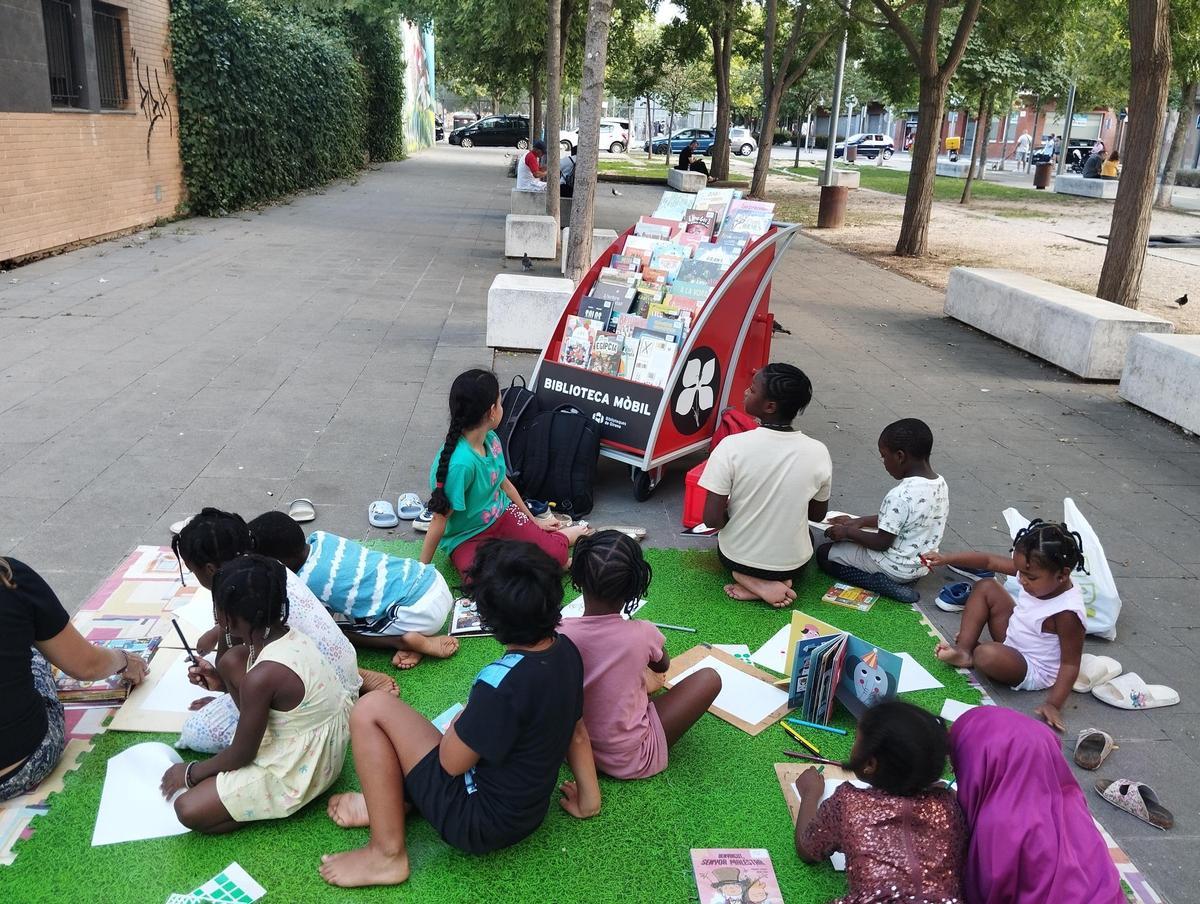 Nens llegint contes a la "biblioplaça"