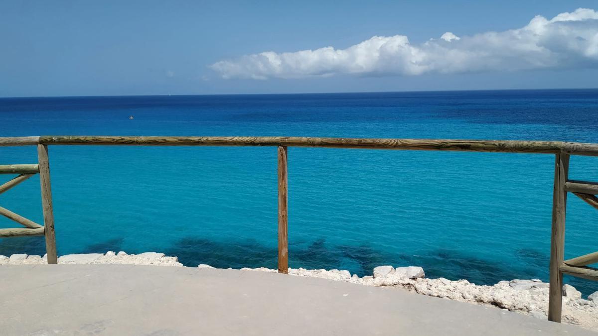 Das Meer lädt auf Mallorca weiterhin zum Baden ein, wie hier nahe der Cala Mesquida.