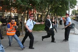Als voltants del Parc de la Ciutadella, el diputat Joan Boada intenta anar a la sessió plenària al Parlament.