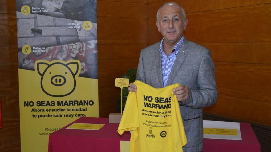 El edil de Fomento muestra una camiseta de la impactante campaña en la presentación. juan caballero