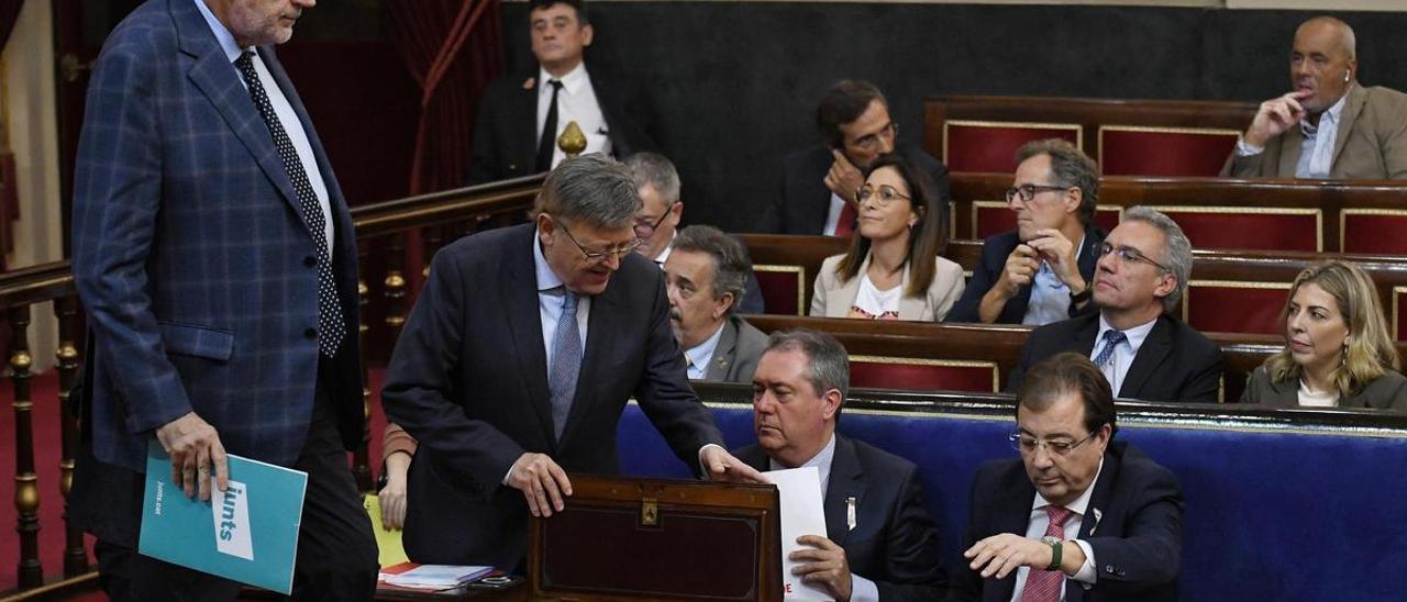 El portavoz de Junts en el Senado, Josep Lluís Cleries, este jueves junto a los socialistas Ximo Puig, Juan Espadas y Guillermo Fernández Vara.