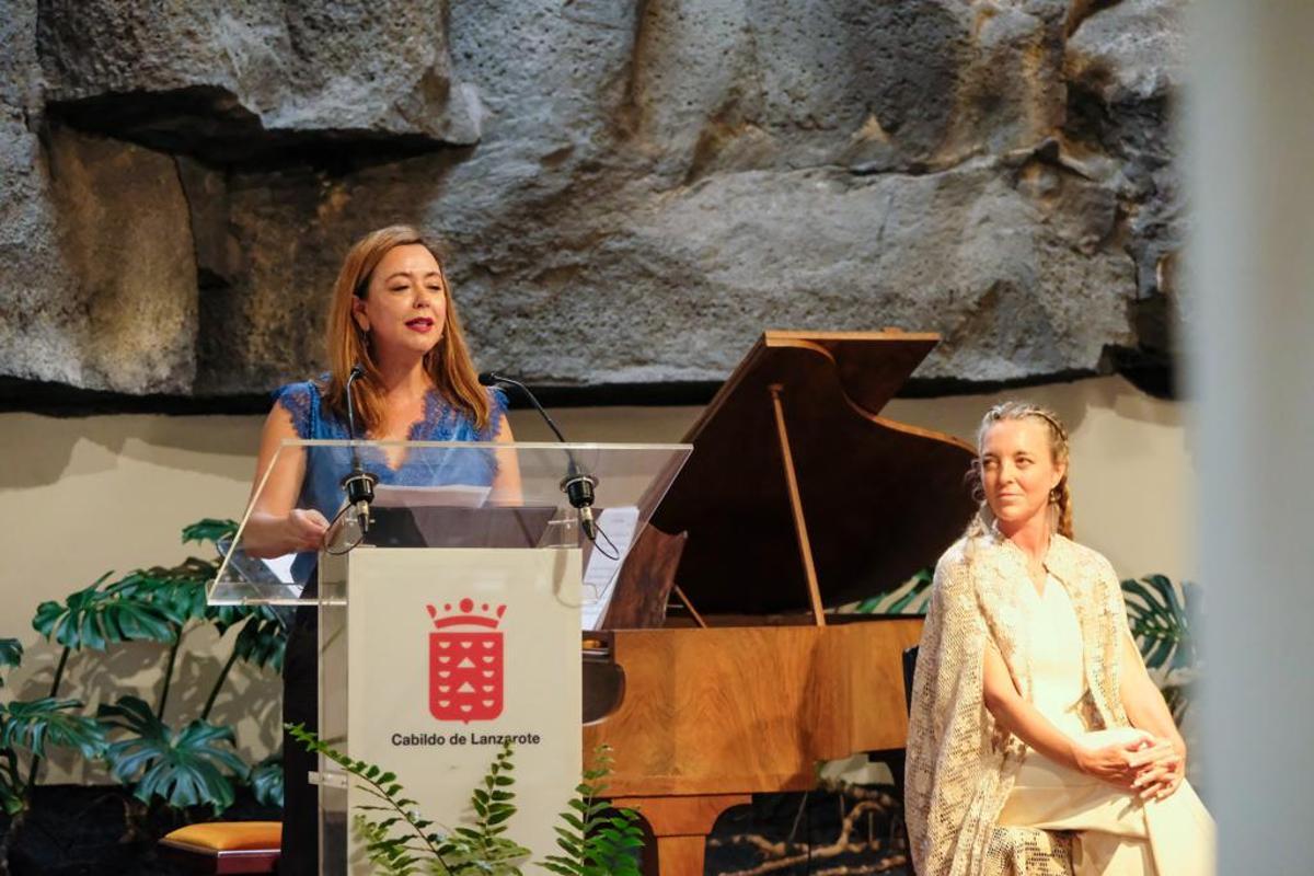 María Dolores Corujo e Itxaso Elorduy, autora del libro ‘Lava y Arena. La Agricultura heroica de Lanzarote’.