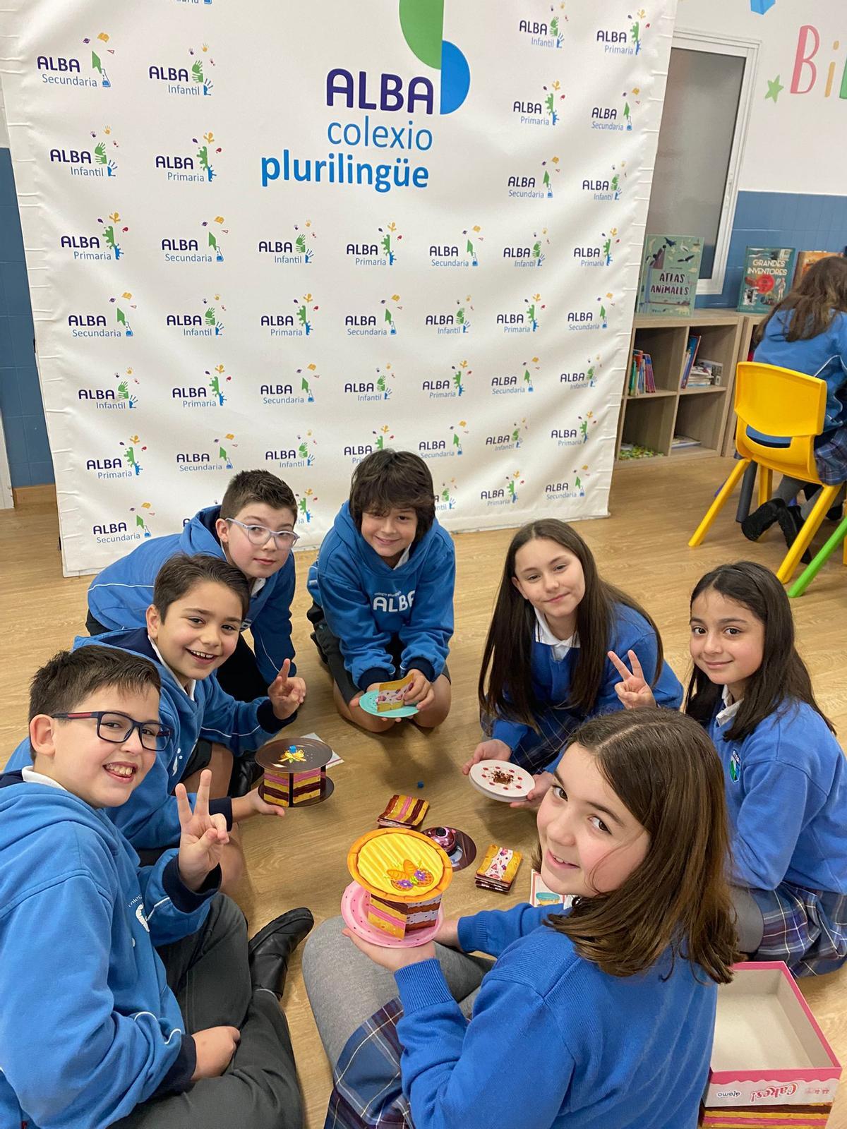 Un grupo de niños y niñas jugando en la biblioteca.