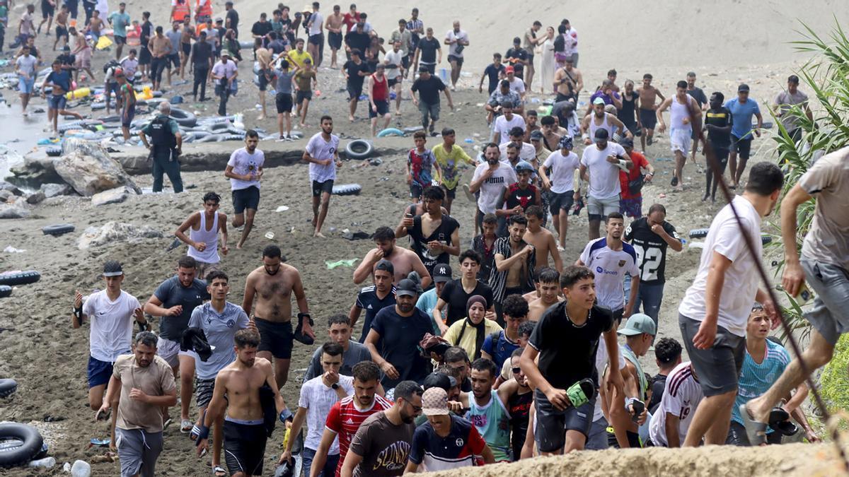 Miles de personas siguen llegando a la ciudad marroquí de Castillejos con la intención de cruzar la frontera en Ceuta