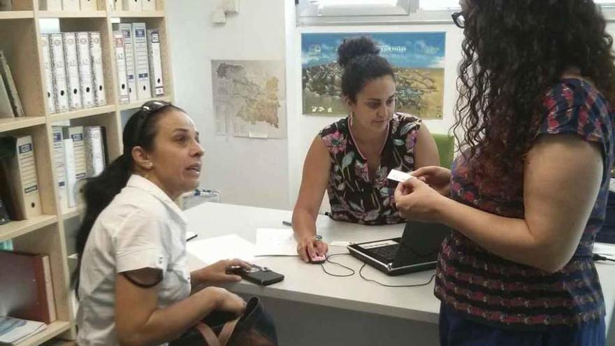 Una mujer acude a la oficina de atención al inmigrante para realizar una consulta.