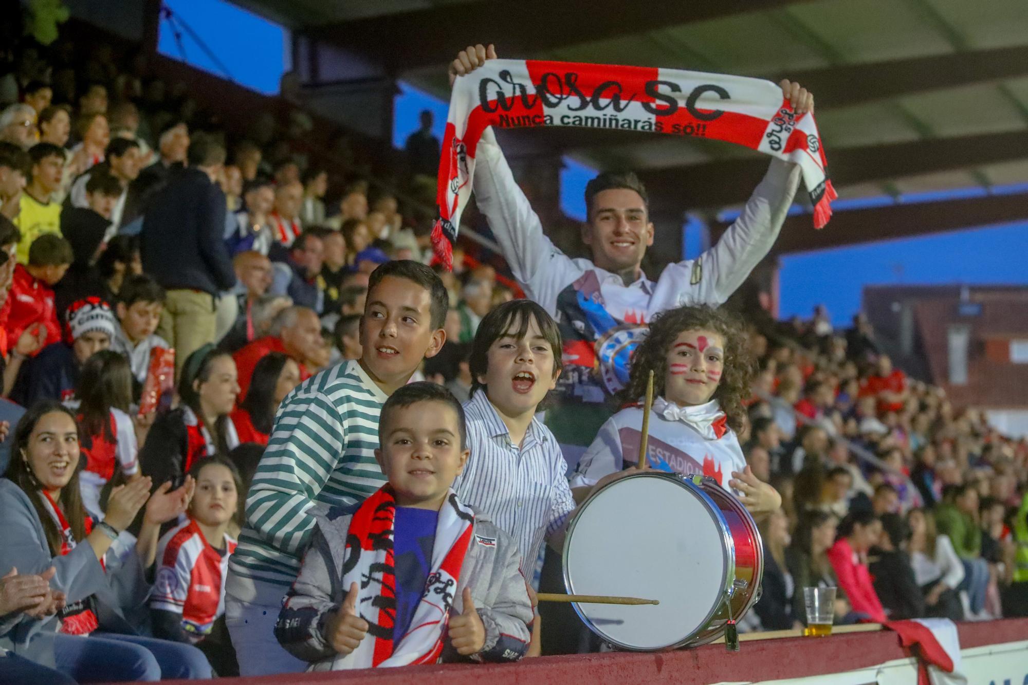 A Lomba vive una fiesta del fútbol con final feliz para el Arosa ante la UD Ourense (3-0)