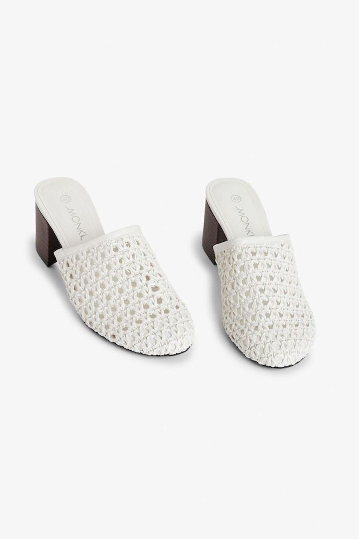 Mules troquelados blancos, de Monki