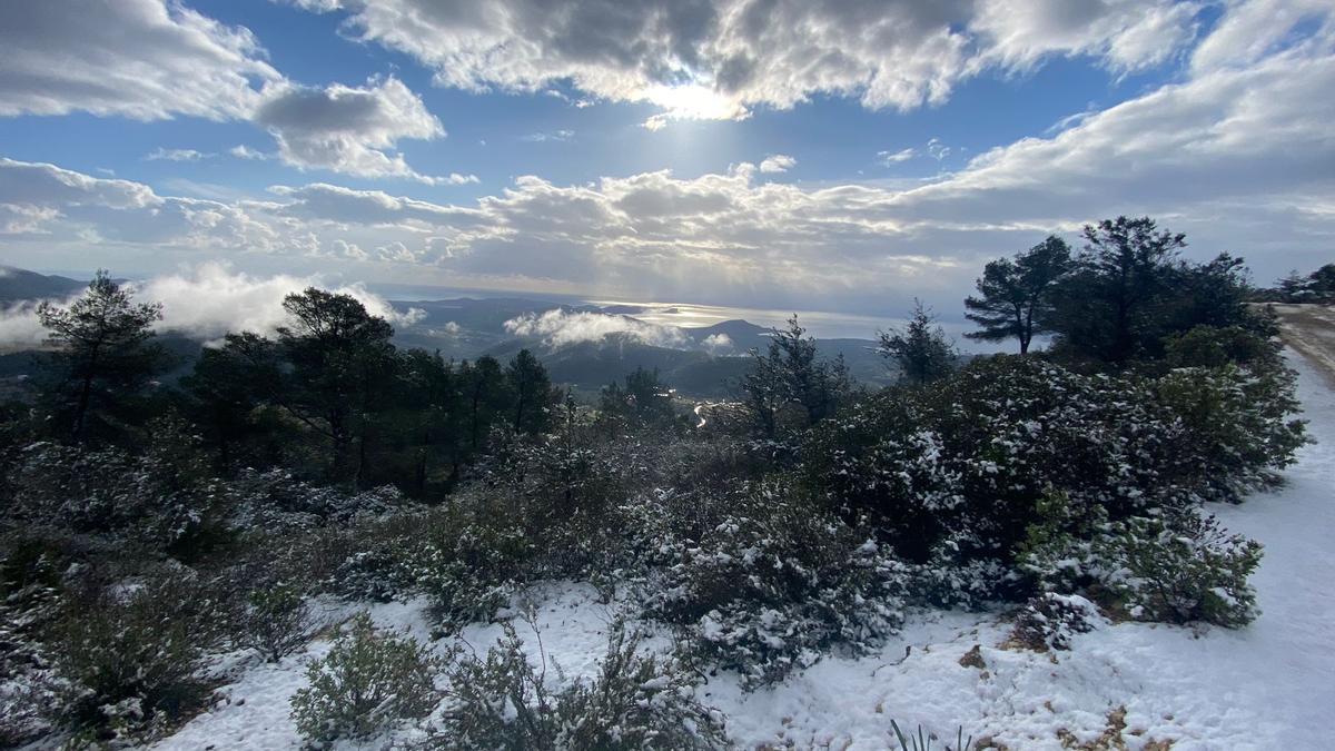 Bajada de temperaturas en Ibiza: Una manta de granizo cubre Siesta