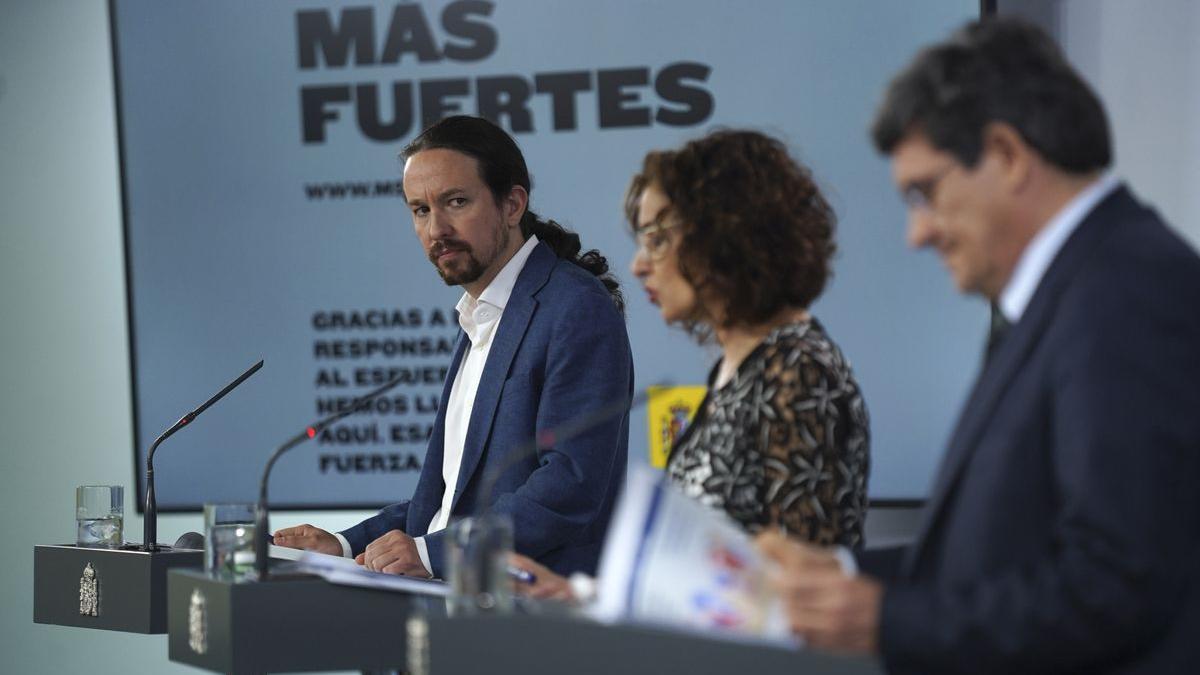 Pablo Iglesias mira a José Luis Escrivá, en una imagen de archivo.