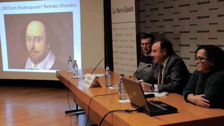 Juan Tazón Salces, en el centro, durante su intervención.